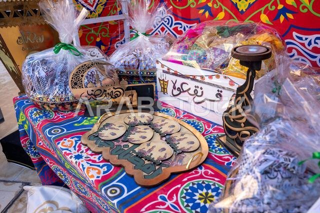 الفنون الإسلامية، من فوانيس رمضان الزرقاء، كاحتفال إسلامي عربي برمضان، و"غارانغاو" على السجادة الحمراء الشرقية.