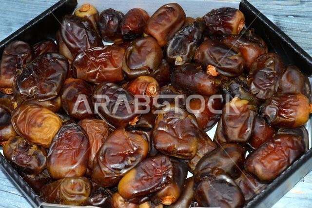 تمر العجوة، وهو نوع من أنواع التمور يُزرع على نطاق واسع في المدينة المنورة بالمملكة العربية السعودية، وهو تمر بيضاوي الشكل متوسط الحجم، يُستهلك غالبًا في إفطار شهر رمضان.