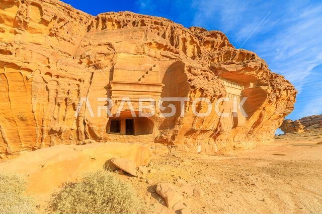 في جبل الأحمر، تُشكّل التكوينات الصخرية الرملية كهوفًا طبيعية في مدائن صالح، المعروفة أيضًا باسم الحِجر، وهو موقع أثري في العلا.