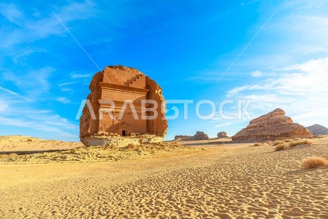 قصر الفريد، قبر لحيان بن كوزا، يرتفع بشكل مهيب في صحراء الحِجر في العلا، المملكة العربية السعودية. عرض قطع الصخور النبطية المعقدة