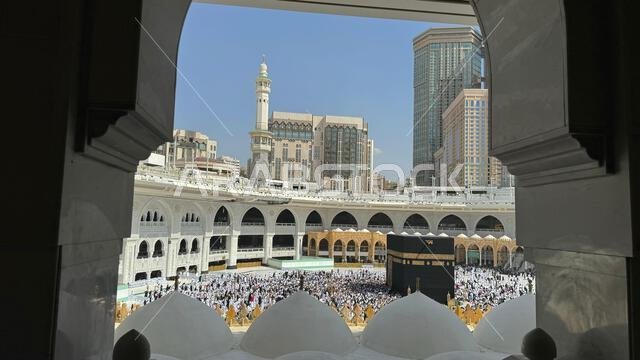يؤدي الحجاج المسلمون طواف الكعبة المشرفة بعد صلاة الفجر في المسجد الحرام بمكة المكرمة، المملكة العربية السعودية. ويتوجه المسلمون في جميع أنحاء العالم نحو الكعبة المشرفة. يؤدي الحجاج المسلمون طواف الكعبة المشرفة بعد صلاة الفجر في المسجد الحرام بمكة المكرمة، المملكة العربية السعودية. ويتوجه المسلمون في جميع أنحاء العالم نحو الكعبة المشرفة.
