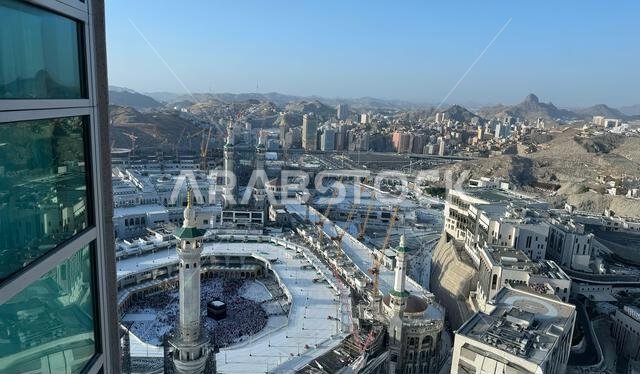 منظر جوي للمسجد الحرام ومدينة مكة المكرمة من برج الساعة، والحجاج يؤدون طواف الكعبة المشرفة خلال الحج أو العمرة، وصلاة المغرب. منظر جوي للمسجد الحرام ومدينة مكة المكرمة من برج الساعة، والحجاج يؤدون طواف الكعبة المشرفة خلال الحج أو العمرة، وصلاة المغرب.