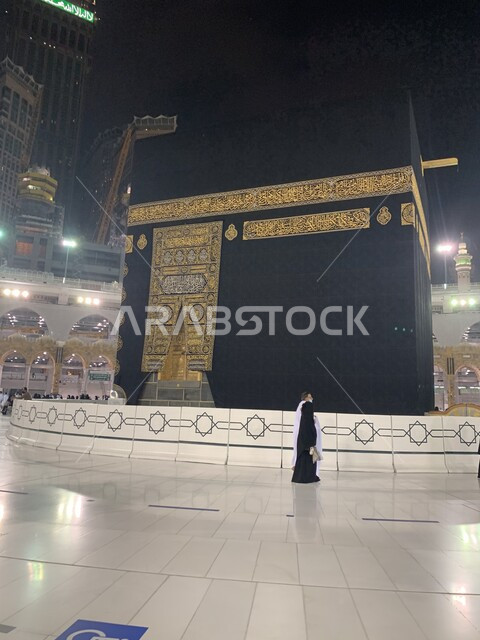 صورة للكعبة المشرفة في مكة المكرمة بالمملكة العربية السعودية، أداء مناسك الحج والعمرة، الطواف حول الكعبة المشرفة، العبادة والتقرب الى الله، معالم دينية اسلامية في السعودية