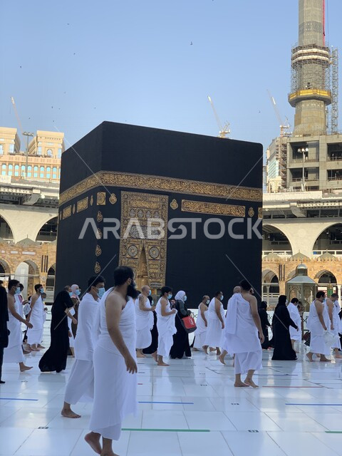 صورة للكعبة المشرفة في مكة المكرمة بالمملكة العربية السعودية، أداء مناسك الحج والعمرة، الطواف حول الكعبة المشرفة، العبادة والتقرب الى الله، معالم دينية اسلامية في السعودية