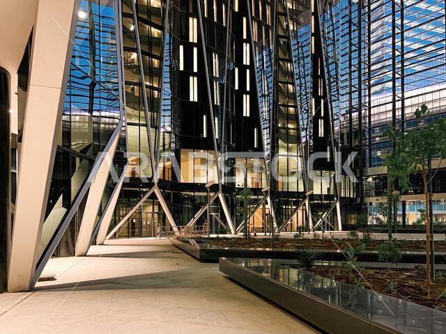  روعة معمارية حديثة في مركز الملك عبد العزيز للفنون والتصميم. ليلاً.