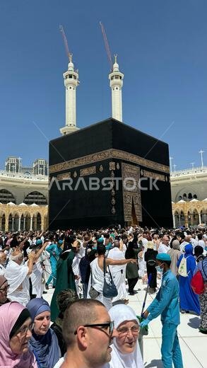 يؤدي الحجاج المسلمون طواف الكعبة المشرفة بعد صلاة الفجر في المسجد الحرام بمكة المكرمة. الحمد لله الذي خلق السماوات