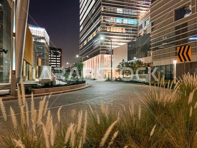  روعة معمارية حديثة في مركز الملك عبد العزيز للفنون والتصميم. ليلاً.