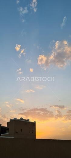 سماء الغروب الذهبية فوق مبنى صحراوي
