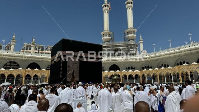 يؤدي الحجاج المسلمون طواف الكعبة المشرفة بعد صلاة الفجر في المسجد الحرام بمكة المكرمة. الحمد لله الذي خلق السماوات