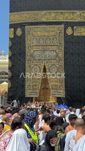 مكة المكرمة، المملكة العربية السعودية - 2 مايو 2024: باب الكعبة المسمى "الملتزم" في المسجد الحرام بمكة المكرمة، المملكة العربية السعودية. 