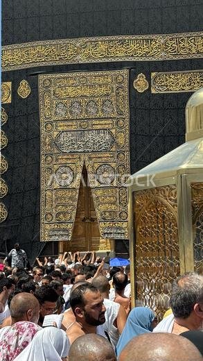 مكة المكرمة، المملكة العربية السعودية - 2 مايو 2024: منظر للكعبة المشرفة من الطابق الثاني للمسجد الحرام عبر بعض المباني الجديدة المحيطة بالمسجد. مكة المكرمة، المملكة العربية السعودية - 2 مايو 2024: منظر للكعبة المشرفة من الطابق الثاني للمسجد الحرام عبر بعض المباني الجديدة المحيطة بالمسجد.