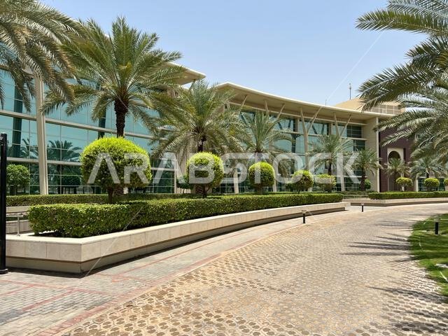 المساحات الخضراء الوارفة والهندسة المعمارية الحديثة في مركز الملك عبد الله المالي