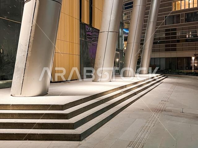  روعة معمارية حديثة في مركز الملك عبد العزيز للفنون والتصميم. ليلاً.