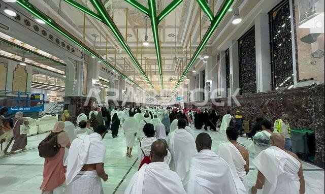 مكة المكرمة، المملكة العربية السعودية، 2 مايو 2024: حجاج مسلمون يؤدون السعي بين الصفا والمروة خلال مناسك الحج والعمرة في مكة المكرمة. شعيرة إسلامية مقدسة مكة المكرمة، المملكة العربية السعودية، 2 مايو 2024: حجاج مسلمون يؤدون السعي بين الصفا والمروة خلال مناسك الحج والعمرة في مكة المكرمة. شعيرة إسلامية مقدسة