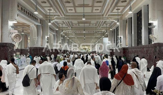 مكة المكرمة، المملكة العربية السعودية، 2 مايو 2024: حجاج مسلمون يؤدون السعي بين الصفا والمروة خلال مناسك الحج والعمرة في مكة المكرمة. شعيرة إسلامية مقدسة