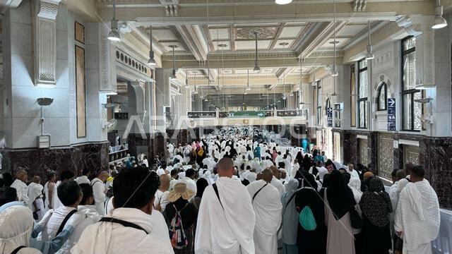 مكة المكرمة، المملكة العربية السعودية، 2 مايو 2024: حجاج مسلمون يؤدون السعي بين الصفا والمروة خلال مناسك الحج والعمرة في مكة المكرمة. شعيرة إسلامية مقدسة