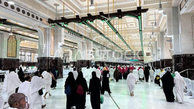 مكة المكرمة، المملكة العربية السعودية، 2 مايو 2024: حجاج مسلمون يؤدون السعي بين الصفا والمروة خلال مناسك الحج والعمرة في مكة المكرمة. شعيرة إسلامية مقدسة