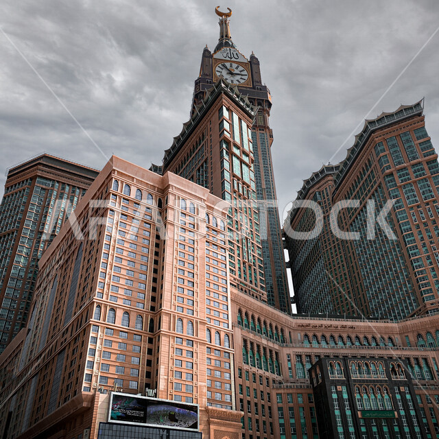 صورة من الاسفل لبرج الساعة في مكة المكرمة بالمملكة العربية السعودية، الابراج وناطحات السحاب، برج الساعة، الفن الهندسي المعماري، معالم دينية اسلامية في السعودية