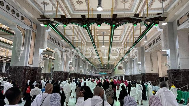 مكة المكرمة، المملكة العربية السعودية، 2 مايو 2024: حجاج مسلمون يؤدون السعي بين الصفا والمروة خلال مناسك الحج والعمرة في مكة المكرمة. شعيرة إسلامية مقدسة