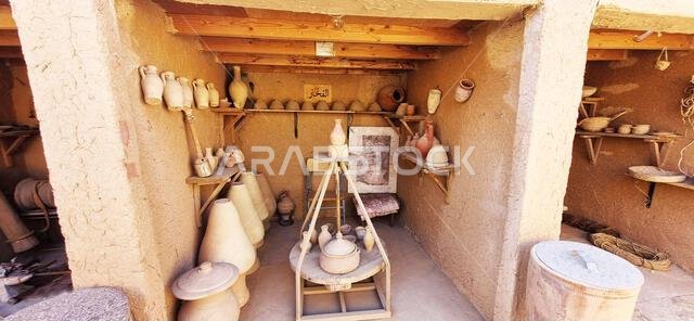 مكة المكرمة، المملكة العربية السعودية - 28 ديسمبر 2022: آثار الحضارة العربية القديمة في متحف العمودي، مكة المكرمة، المملكة العربية السعودية.