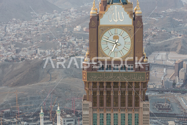 صورة مقربة لبرج الساعة في مكة المكرمة بالمملكة العربية السعودية، الابراج وناطحات السحاب، برج الساعة، الفن الهندسي المعماري، معالم دينية اسلامية في السعودية