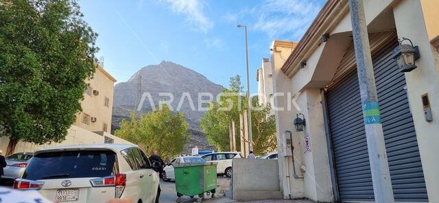 مكة المكرمة، المملكة العربية السعودية - 26 ديسمبر 2022: منظر لجبل تسور من الشارع في منطقة الهجرة، مكة المكرمة، المملكة العربية السعودية.