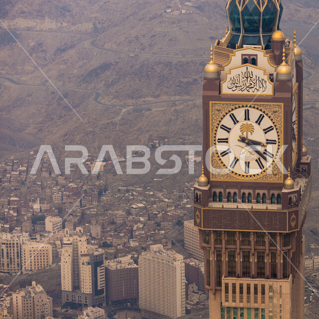 صورة مقربة لبرج الساعة في مكة المكرمة بالمملكة العربية السعودية، الابراج وناطحات السحاب، برج الساعة، الفن الهندسي المعماري، معالم دينية اسلامية في السعودية