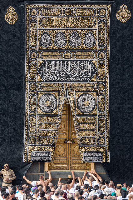 صورة جمالية للكعبة المشرفة في مكة المكرمة، حجاج بيت الله يقومون بأداء مناسك الحج والعمرة، الطواف حول الكعبة المشرفة، العبادة والتقرب الى الله، موسم الحج 2022، اسلاميات وعبادة