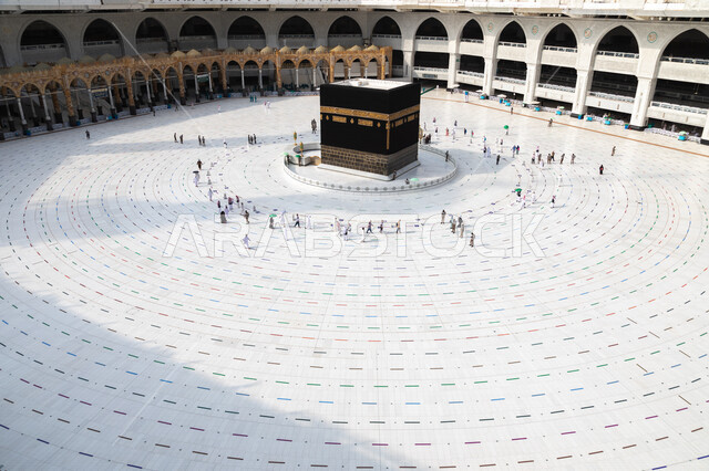 صورة جمالية للكعبة المشرفة في مكة المكرمة، حجاج بيت الله يقومون بأداء مناسك الحج والعمرة، الطواف حول الكعبة المشرفة، العبادة والتقرب الى الله، موسم الحج 2022، اسلاميات وعبادة