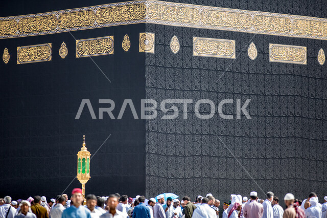 صورة مقربة للكعبة المشرفة في مكة المكرمة، حجاج يطوفون حول الكعبة المشرفة، أداء مناسك الحج والعمرة، العبادة والتقرب الى الله، موسم الحج 2022، اسلاميات وعبادة