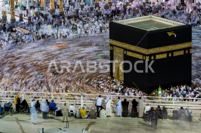 صورة جمالية للكعبة المشرفة في مكة المكرمة، حجاج بيت الله يقومون بأداء مناسك الحج والعمرة، الطواف حول الكعبة المشرفة، العبادة والتقرب الى الله، موسم الحج 2022، اسلاميات وعبادة