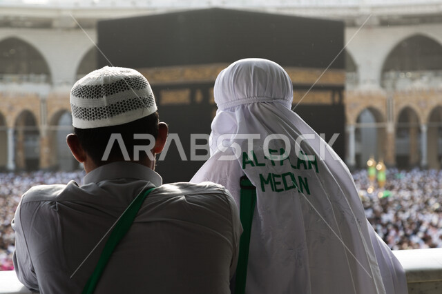 صورة من الخلف لمعتمرين داخل الحرم، الكعبة المشرفة في مكة المكرمة، أداء مناسك الحج والعمرة، الطواف حول الكعبة المشرفة، العبادة والتقرب الى الله، موسم الحج 2022، اسلاميات وعبادة