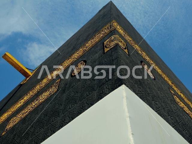 الكعبة المشرفة، وهي بناء حجري يقع في قلب أهم مساجد الإسلام وأقدس مواقعه، المسجد الحرام في مكة المكرمة، واتجاه القبلة للصلاة.