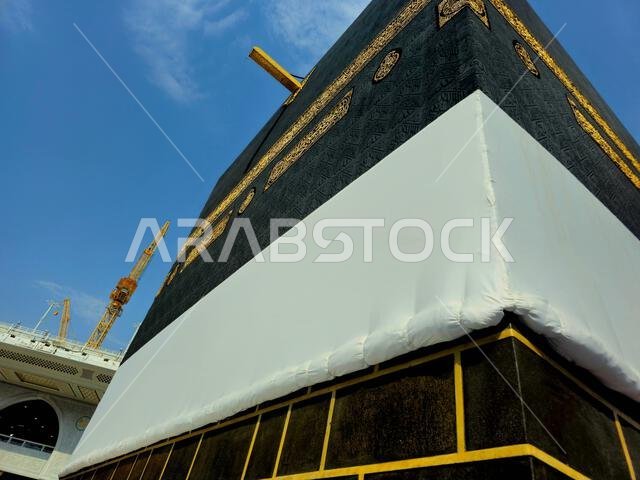 الكعبة المشرفة، وهي بناء حجري يقع في قلب أهم مساجد الإسلام وأقدس مواقعه، المسجد الحرام في مكة المكرمة، واتجاه القبلة للصلاة.