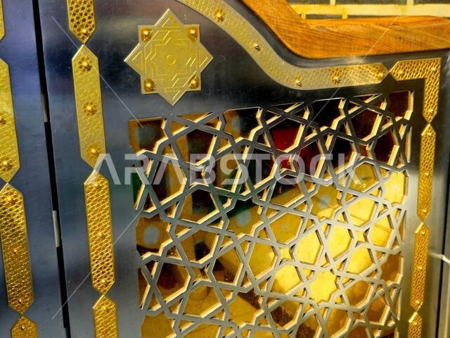 باب هجر إسماعيل أو حاتم حاتم، وهو جدار منخفض كان في الأصل جزءًا من الكعبة، وجدار نصف دائري مقابل، ولكنه غير متصل، بالجهة الشمالية الغربية