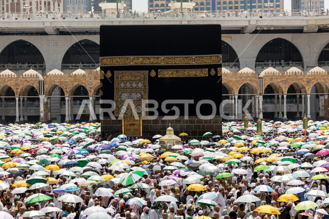 صورة جمالية للكعبة المشرفة في مكة المكرمة، حجاج بيت الله يقومون بأداء مناسك الحج والعمرة، الطواف حول الكعبة المشرفة، العبادة والتقرب الى الله، موسم الحج 2022، اسلاميات وعبادة