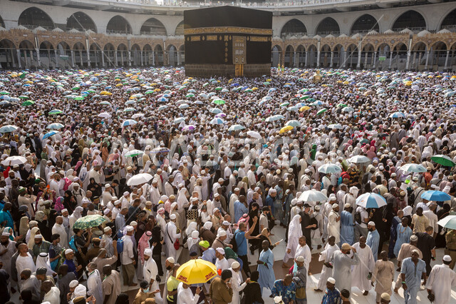 صورة جمالية للكعبة المشرفة في مكة المكرمة، حجاج بيت الله يقومون بأداء مناسك الحج والعمرة، الطواف حول الكعبة المشرفة، العبادة والتقرب الى الله، موسم الحج 2022، اسلاميات وعبادة
