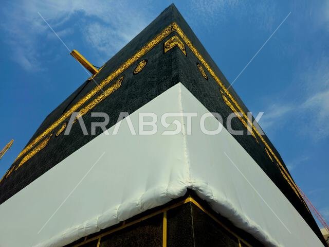 الكعبة المشرفة، وهي بناء حجري يقع في قلب أهم مساجد الإسلام وأقدس مواقعه، المسجد الحرام في مكة المكرمة، واتجاه القبلة للصلاة.