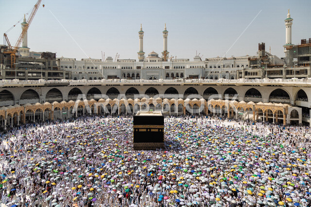 صورة جمالية للكعبة المشرفة في مكة المكرمة، حجاج بيت الله يقومون بأداء مناسك الحج والعمرة، الطواف حول الكعبة المشرفة، العبادة والتقرب الى الله، موسم الحج 2022، اسلاميات وعبادة