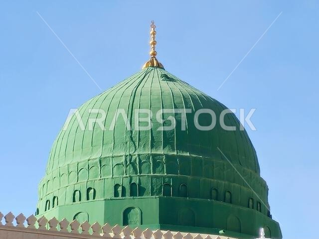 القبة الخضراء للمسجد النبوي، وهي قبة خضراء اللون بُنيت فوق قبري النبي محمد صلى الله عليه وسلم والنبي الأول