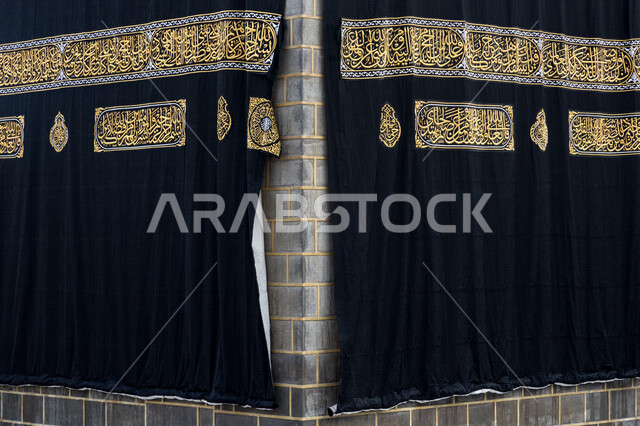 صورة جمالية للكعبة المشرفة في مكة المكرمة، غطاء الكعبة، ايات قرآنية على غطاء الكعبة، كسوة الكعبة، ستار الكعبة، العبادة والتقرب الى الله، معالم دينية اسلامية في السعودية