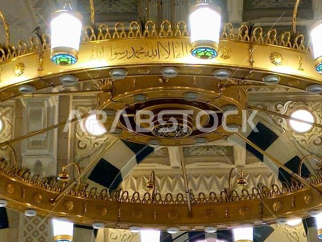 ترجمة النص العربي (لا إله إلا الله محمد رسول الله) على أضواء المسجد النبوي الشريف.