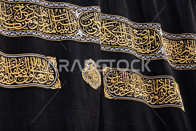 صورة جمالية للكعبة المشرفة في مكة المكرمة، غطاء الكعبة، ايات قرآنية على غطاء الكعبة، كسوة الكعبة، ستار الكعبة، العبادة والتقرب الى الله، معالم دينية اسلامية في السعودية