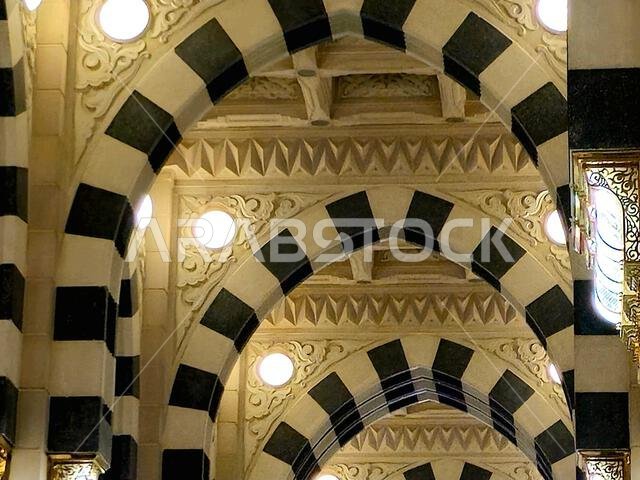 تفاصيل المسجد النبوي، ثاني مسجد بناه النبي محمد صلى الله عليه وسلم في المدينة المنورة، بعد مسجد قباء.