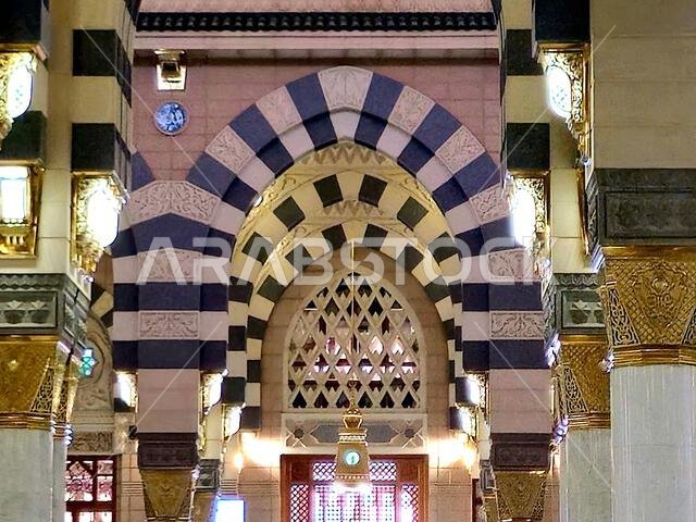 تفاصيل المسجد النبوي، ثاني مسجد بناه النبي محمد صلى الله عليه وسلم في المدينة المنورة، بعد مسجد قباء.