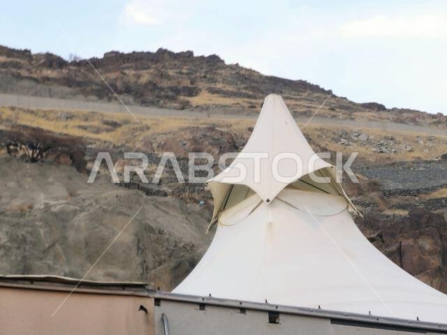 منى، مدينة الخيام، وادٍ يقع على بعد 8 كيلومترات جنوب شرق مدينة مكة المكرمة، في منطقة المشاعر، بمحافظة مكة المكرمة في الحجاز. منى، مدينة الخيام، وادٍ يقع على بعد 8 كيلومترات جنوب شرق مدينة مكة المكرمة، في منطقة المشاعر، بمحافظة مكة المكرمة في الحجاز.