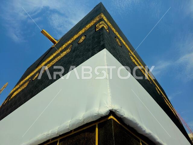 الكعبة المشرفة، وهي بناء حجري يقع في قلب أهم مساجد الإسلام وأقدس مواقعه، المسجد الحرام في مكة المكرمة، واتجاه القبلة للصلاة.