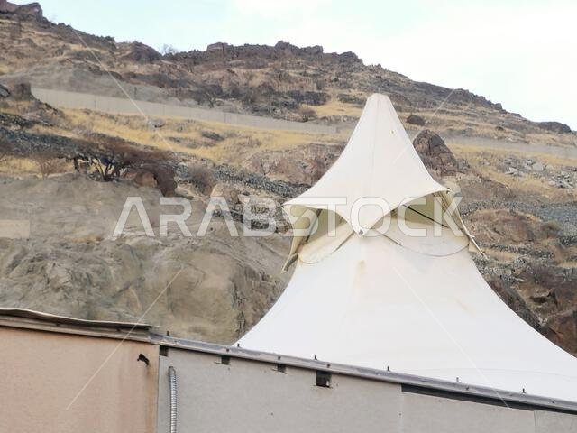 منى، مدينة الخيام، وادٍ يقع على بعد 8 كيلومترات جنوب شرق مدينة مكة المكرمة، في منطقة المشاعر، بمحافظة مكة المكرمة في الحجاز،