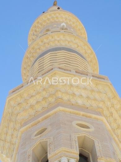 مئذنة عالية في المسجد النبوي، وهو موقع حج رئيسي في المدينة المنورة يقع تحت إشراف خادم الحرمين الشريفين. مئذنة عالية في المسجد النبوي، وهو موقع حج رئيسي في المدينة المنورة يقع تحت إشراف خادم الحرمين الشريفين.