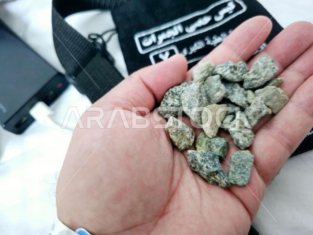 ترجمة النص العربي (حجارة، أكياس حصى، تجنب الازدحام): رمي الجمرات، جزء من فريضة الحج الإسلامية السنوية إلى مدينة ريو غراندي دو سوليه المقدسة.